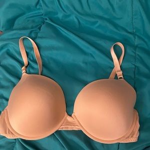 Maidenform bra, cream/light tan, size 40 DD